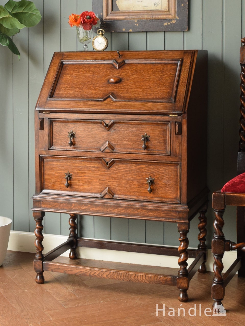 フランスアンティークのおしゃれなデスク、彫が美しいオーク材の