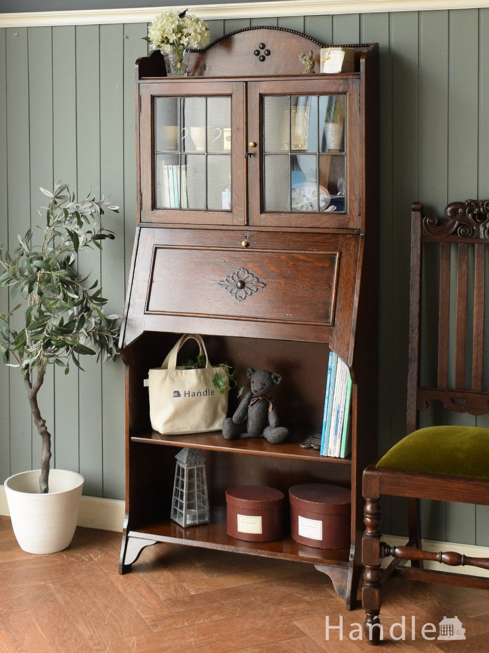 アーチの棚が素敵なアンティーク家具、英国のビューローブックケース