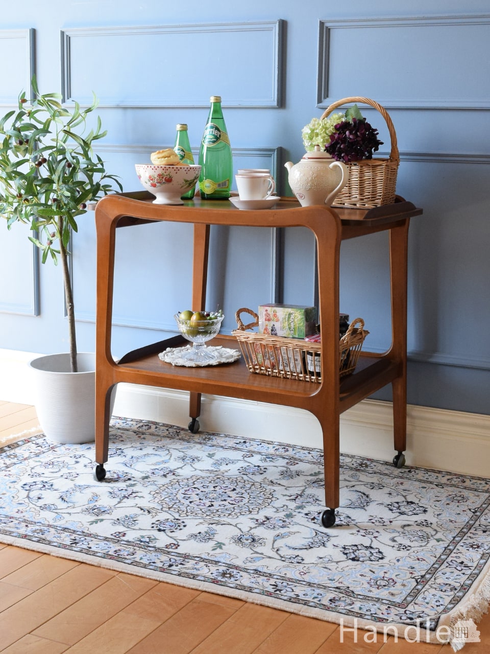 ヴィンテージのおしゃれなワゴン、北欧スタイルのタイルトップの