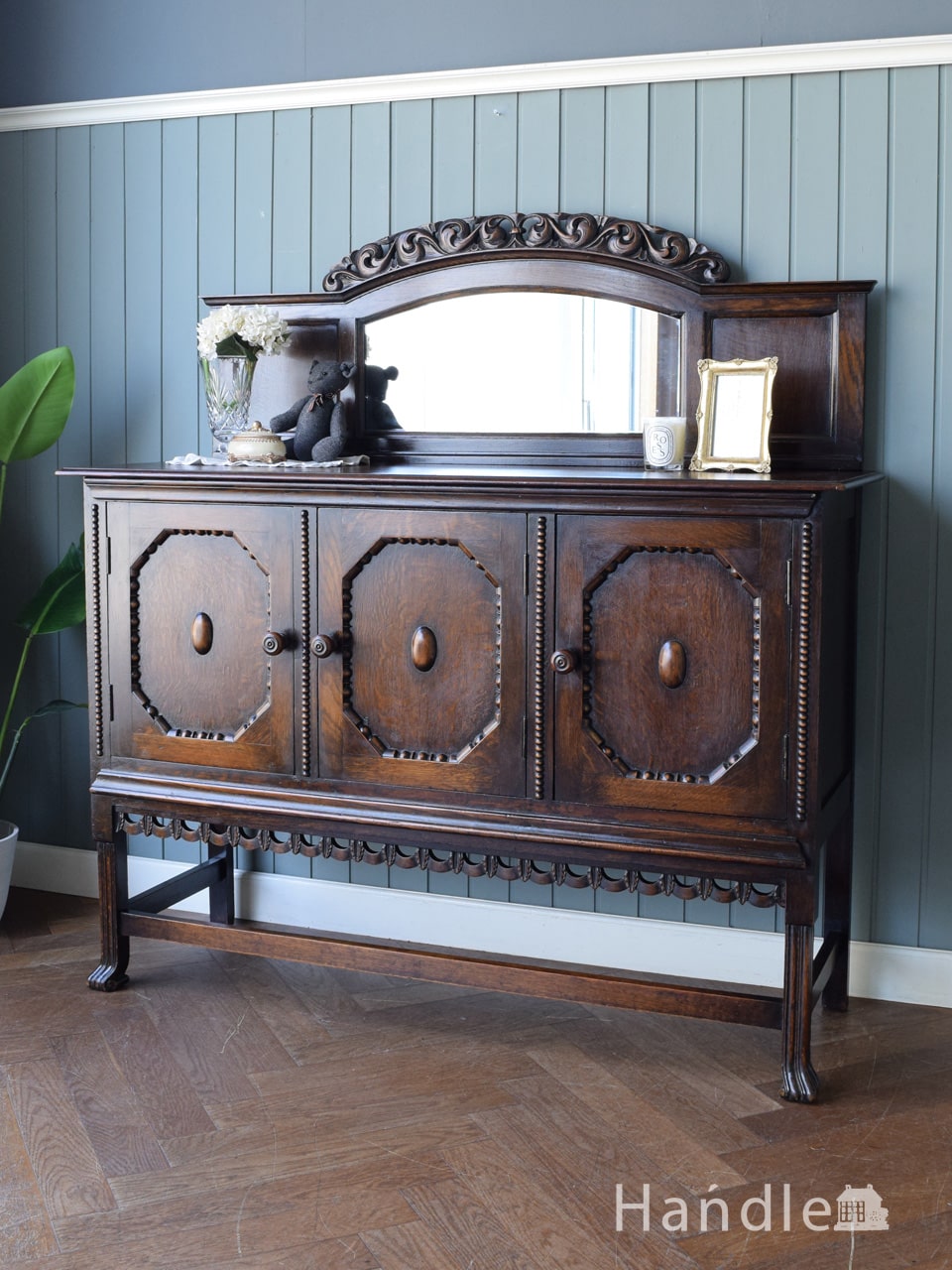 イギリスから届いた美しいアンティーク家具、横長のミラーが付いた