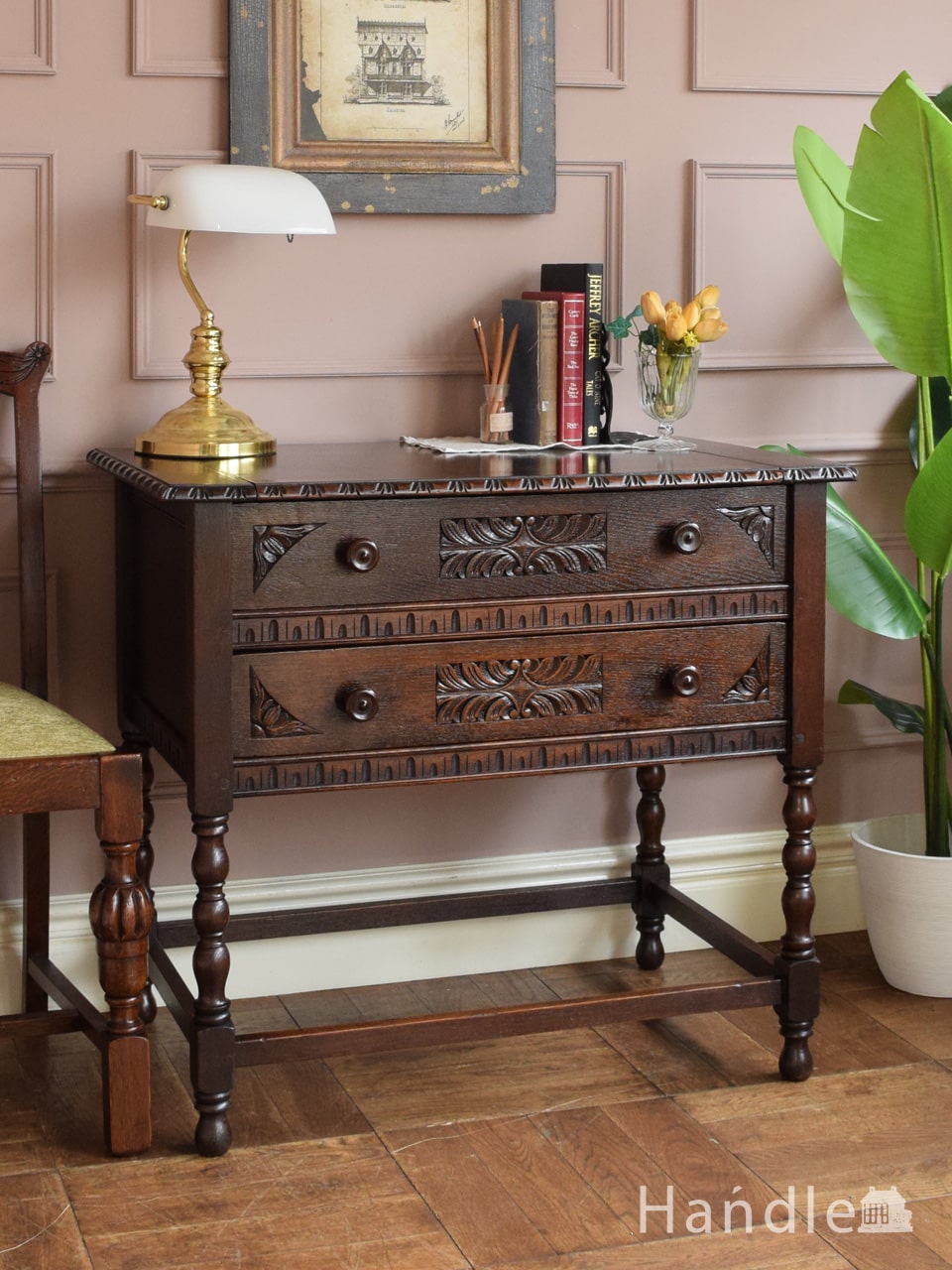 イギリスから届いたアンティークの書斎机、仕掛けが詰まったチェスト型