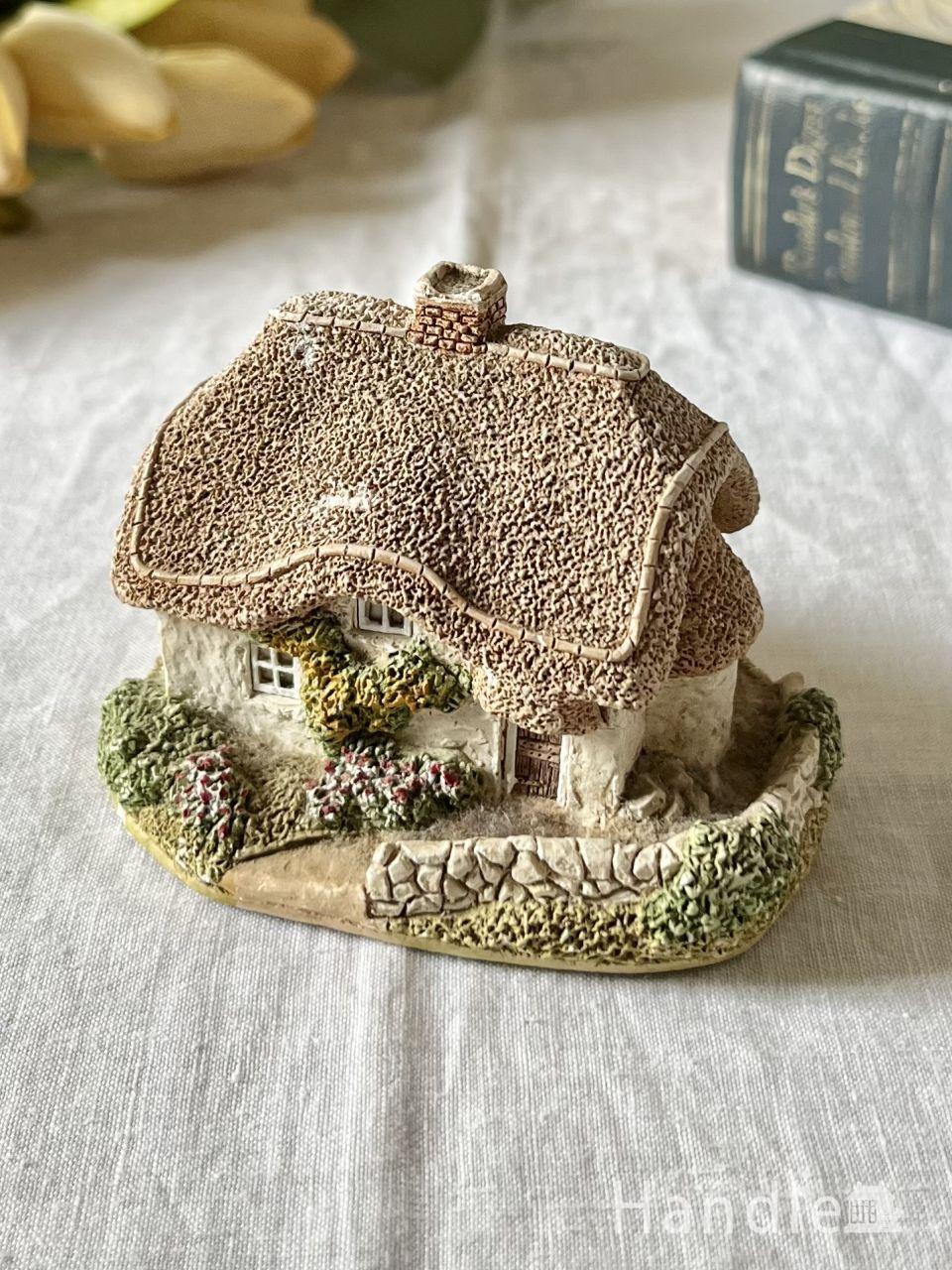 木の実をのぞき込むしぐさが可愛い青い鳥のオブジェ、BORDER FINE ARTS