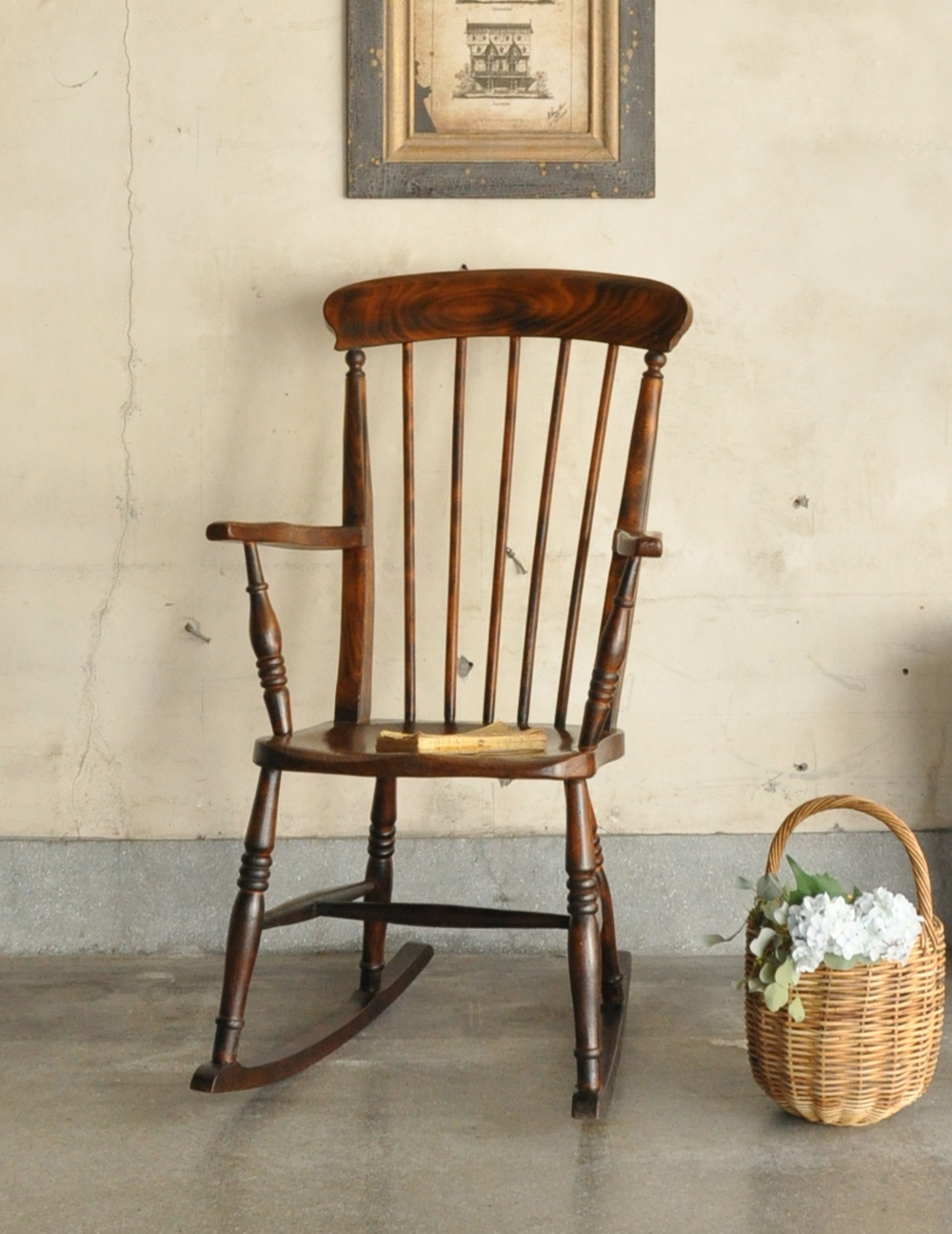 ゆらゆら揺れる英国アンティークの椅子、木製のロッキングチェア(k