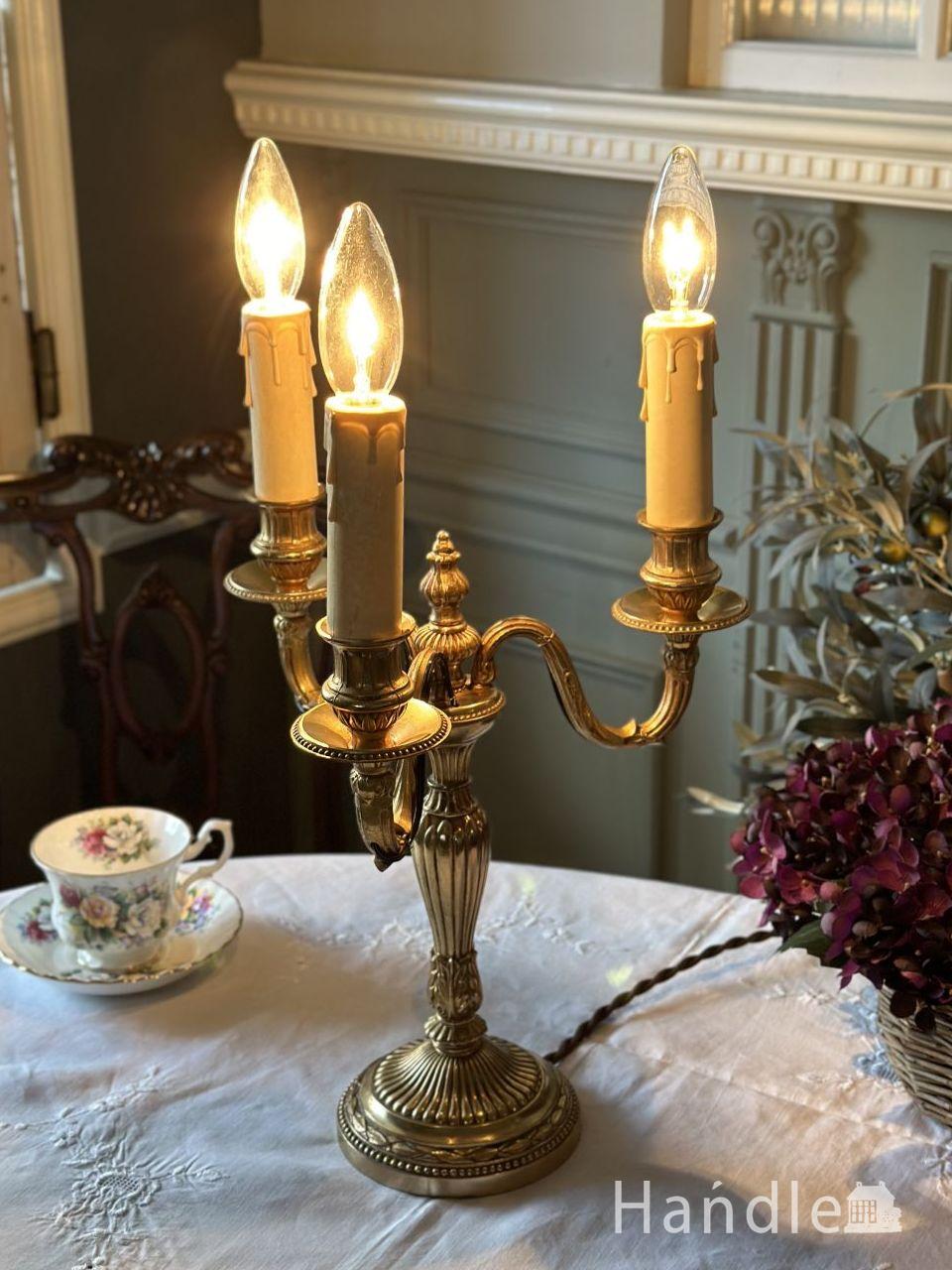 フランスから届いたアンティークの照明、3灯タイプの豪華なテーブル