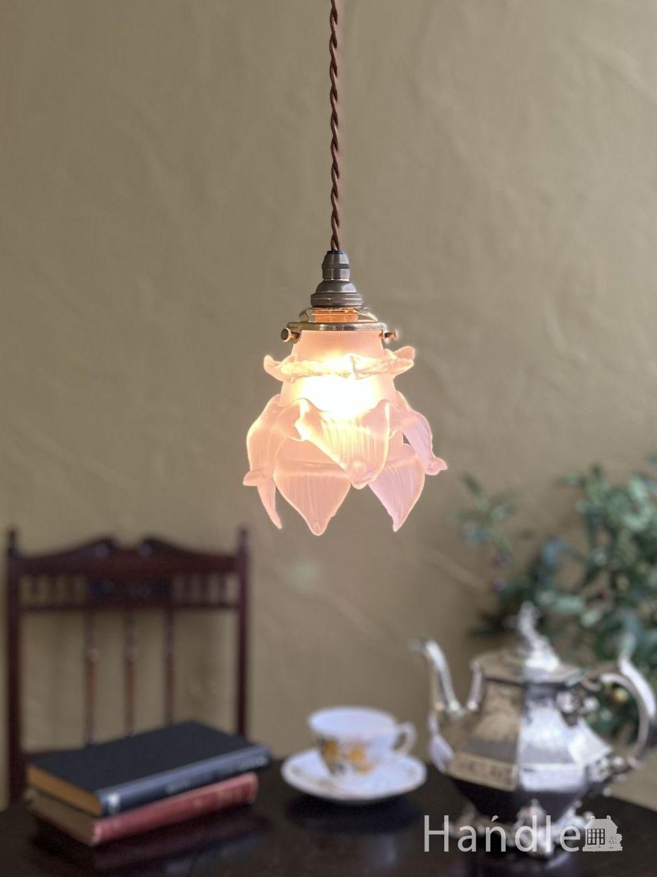 バラの形が可愛いガラスシェード、アンティーク調のペンダントライト