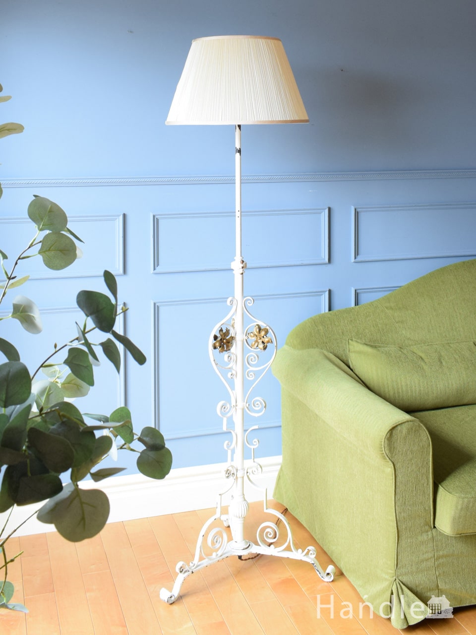 フランスのおしゃれな白いスタンドライト、アンティークのフロアランプ