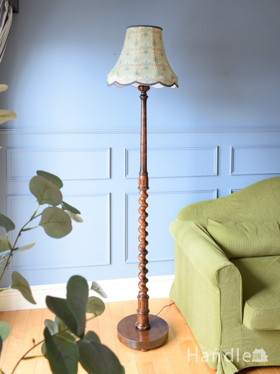 英国輸入のスタンドライト、ツイストが美しいアンティークフロアランプ