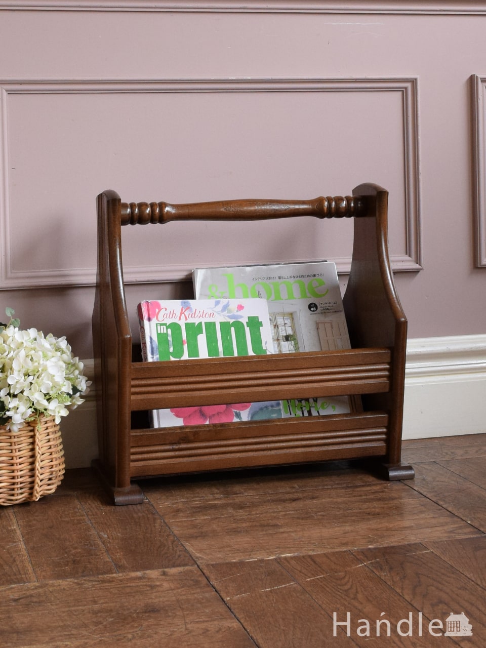 アンティークのマガジンラック、たっぷり収納できるコンパクトサイズの