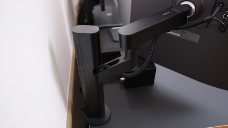 LG デュアルアップモニター 28MQ780-B のモニターアームカバーが全く