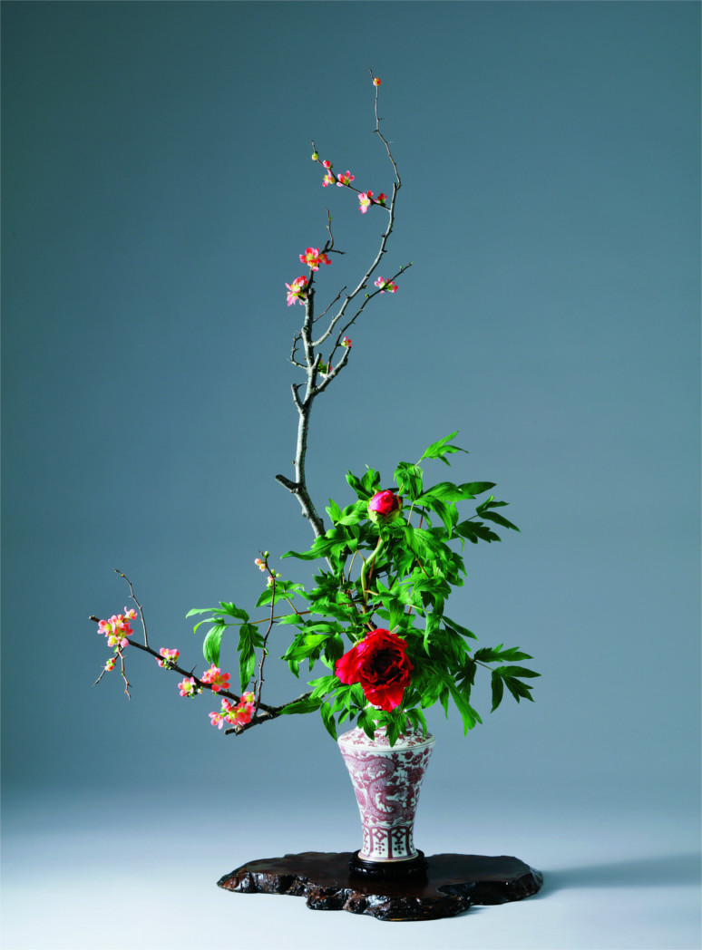 3月いどむ（器／「釉裏紅龍鳳凰文花瓶」 花材／木瓜、牡丹