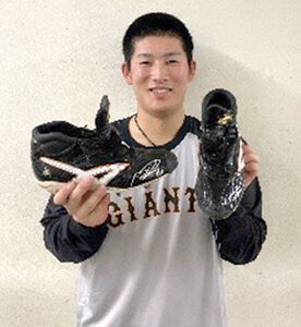 巨人】泉口、増田陸、井上が直筆サイン入りのスパイクをチャリティー