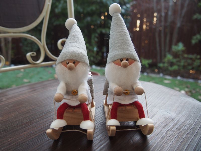 ノルディカニッセ】ソリに乗るサンタ／グレー帽子 - 雑貨屋 Horse Tail