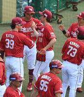 広島商ナイン新調ユニで入場行進 伝統校復活にスタンドから拍手喝采