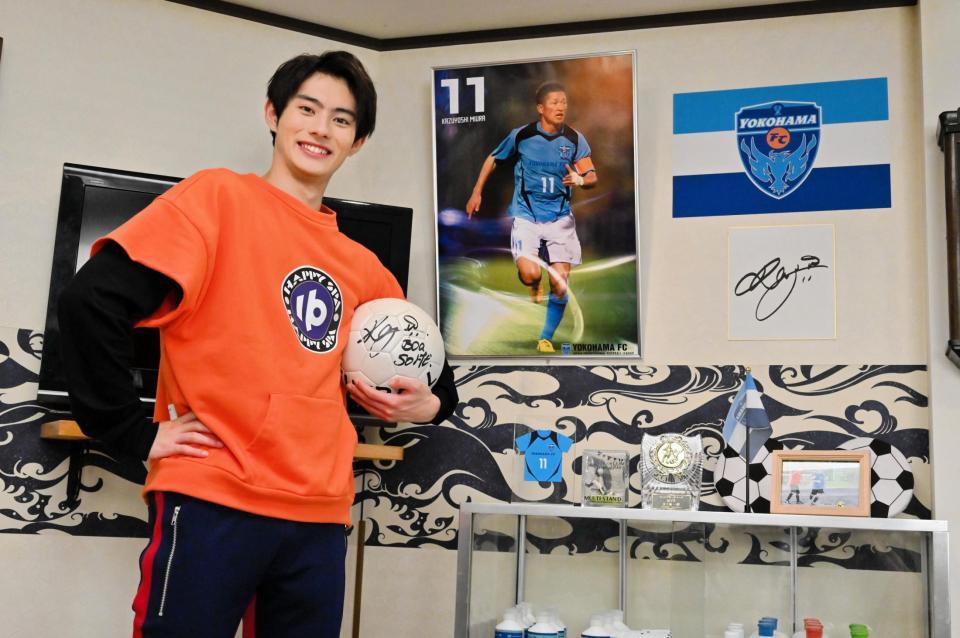 カズが“ポスター”で仮面ライダーリバイスに出演 横浜FCがグッズ等で