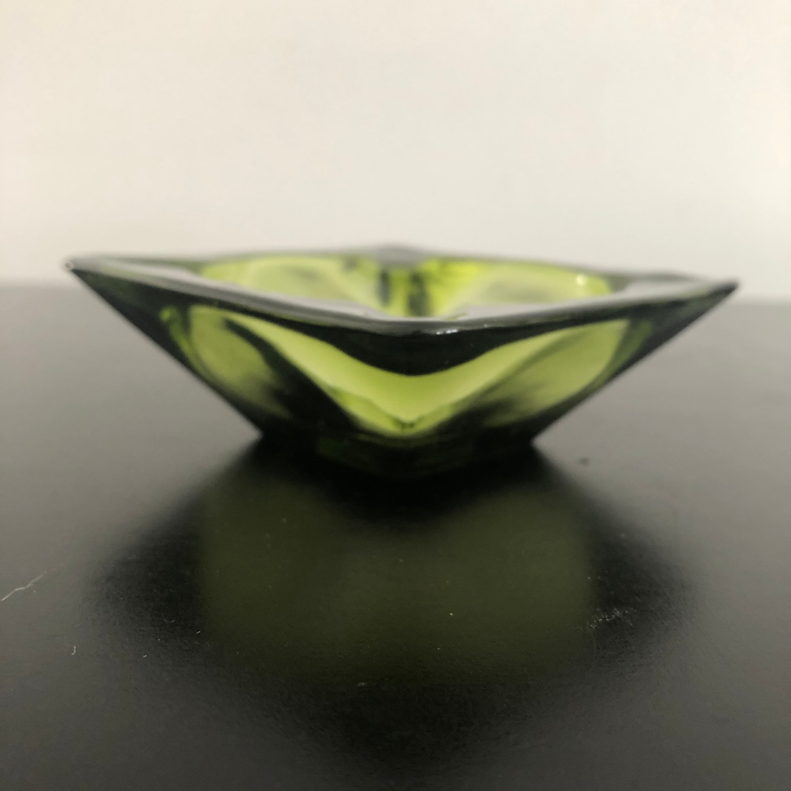 ヴィンテージグリーンガラス灰皿：ミッドセンチュリーモダンレトロ