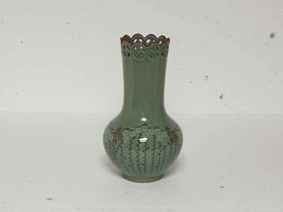 手作りの韓国陶器透かし彫り青磁花瓶 - 菊、高麗、伝統、室内装飾