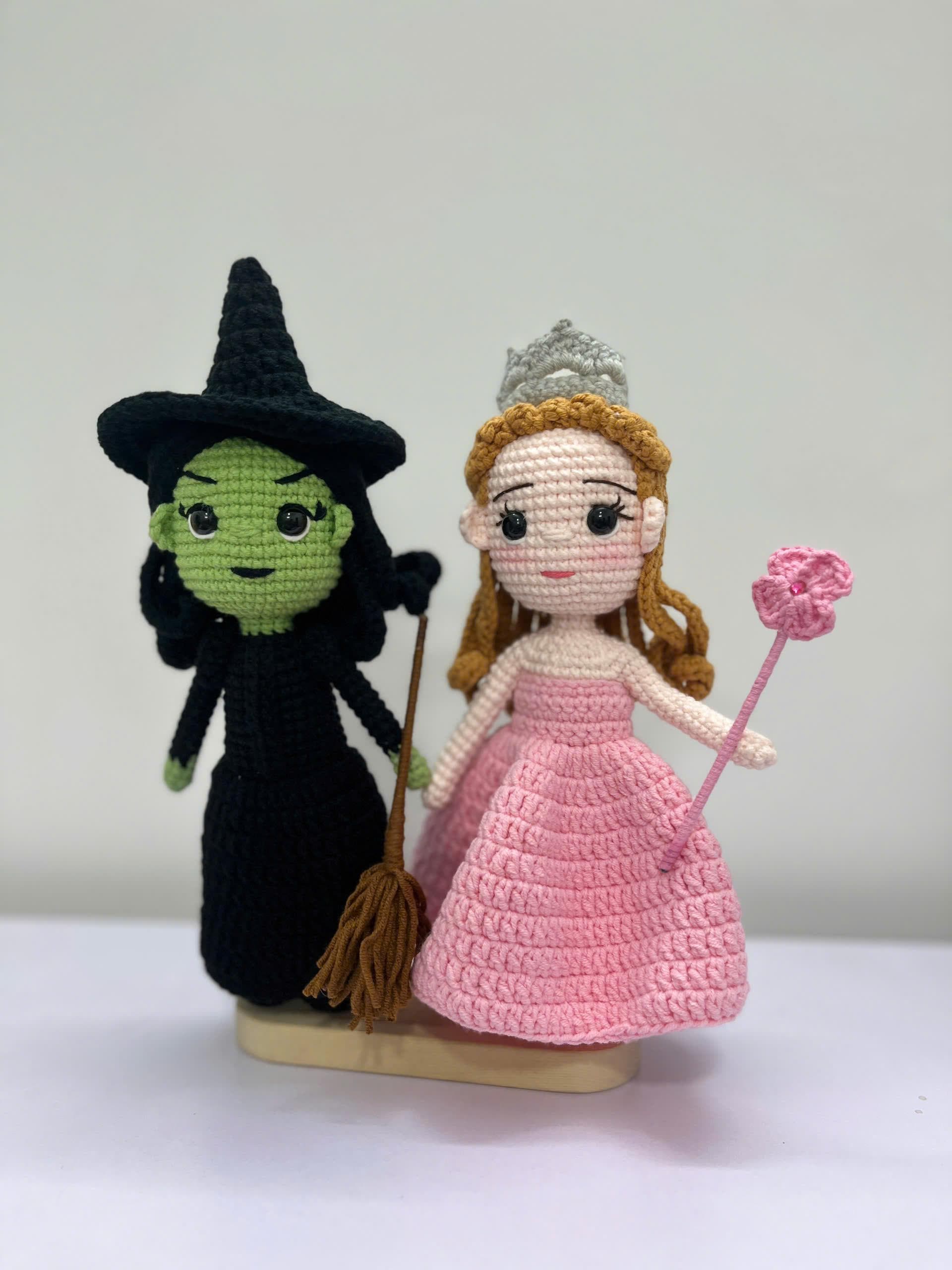 ミュージカル「ウィキッド」のグリンダとエルファバ人形、エルファバの