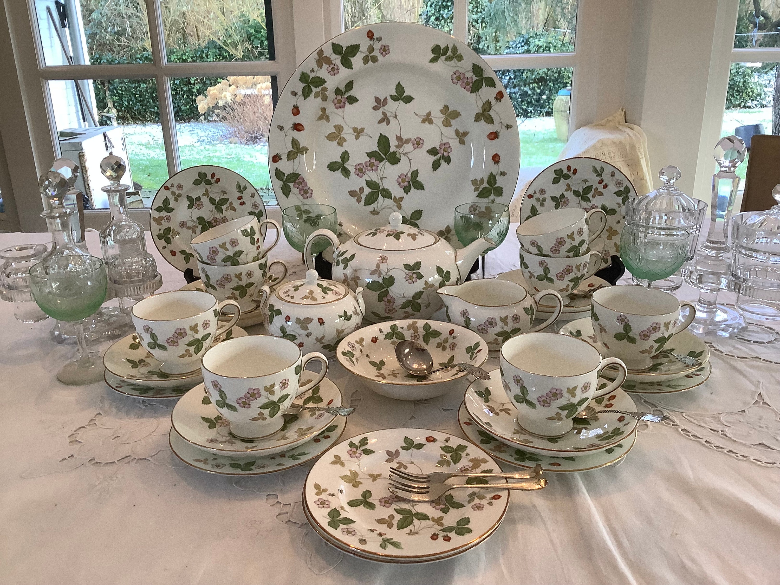 Wedgwood Wild Strawberry Tea and Pastry Service for 8 Place