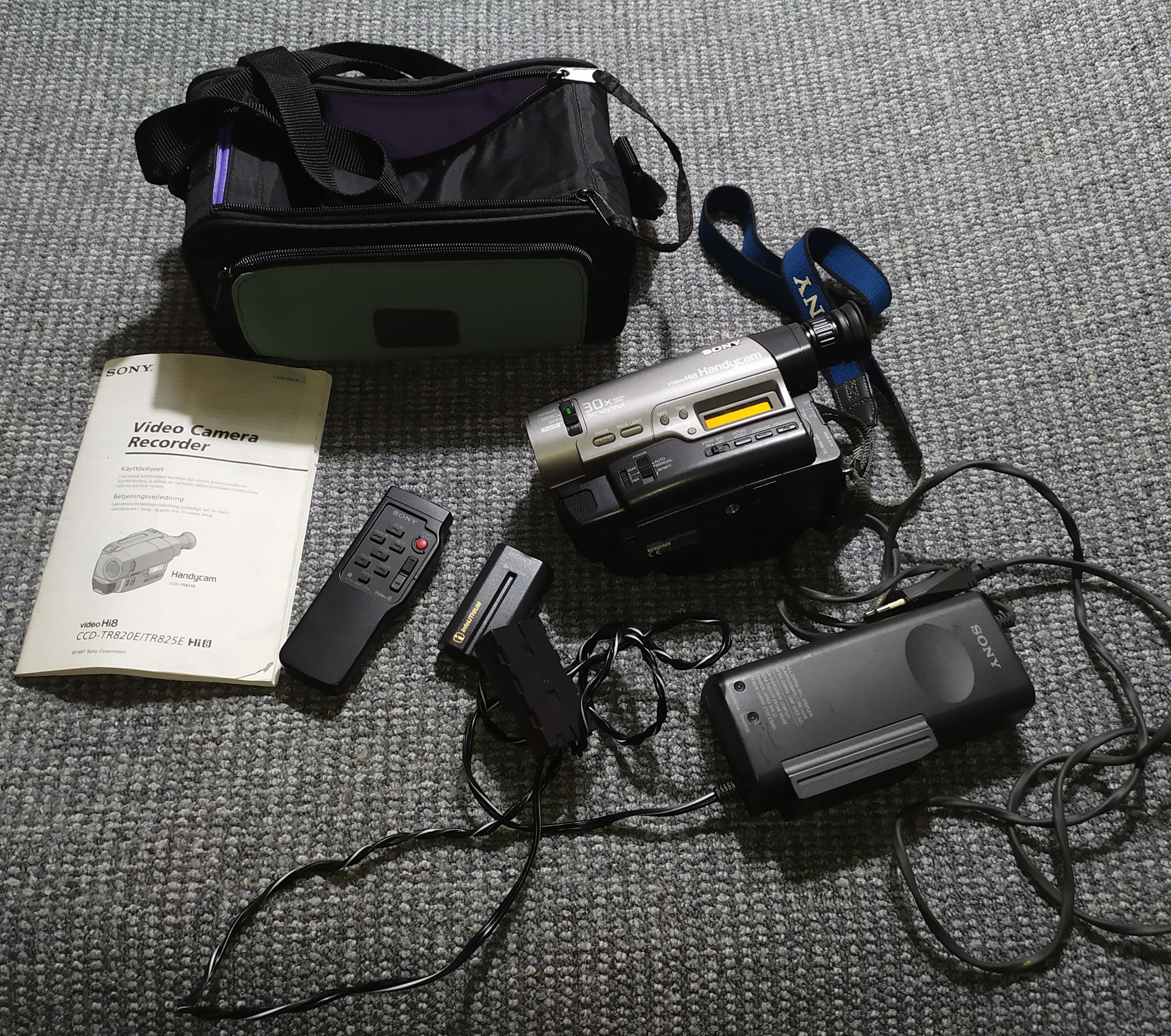 SONY CCD-TR728E Hi8 Analogue Camcorder Hi-fi Stereo Video TESTED