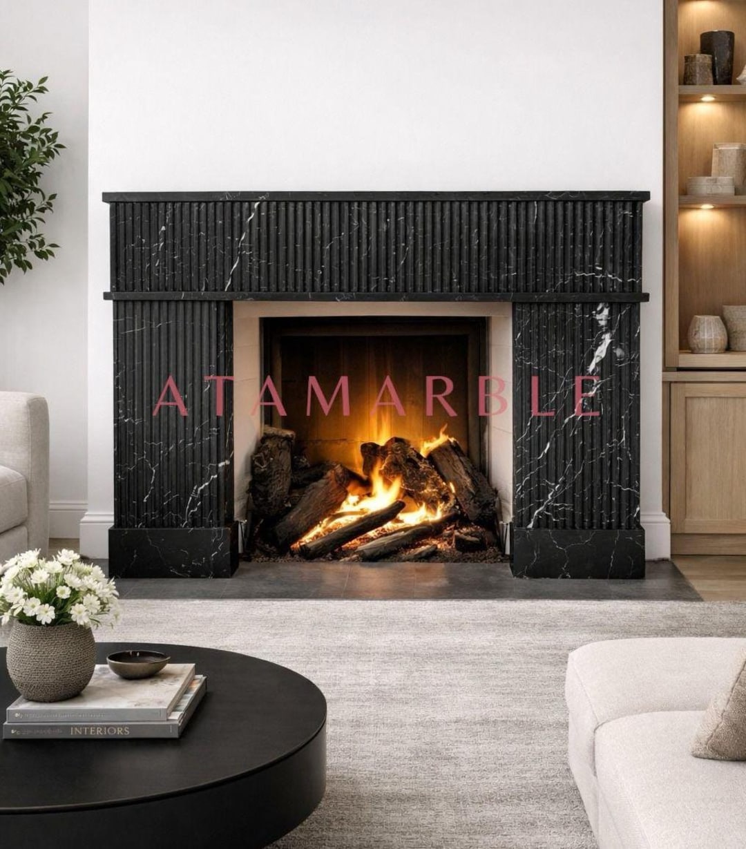 ネロ・マルキナ大理石の暖炉マントルピース：溝付き黒大理石の囲い