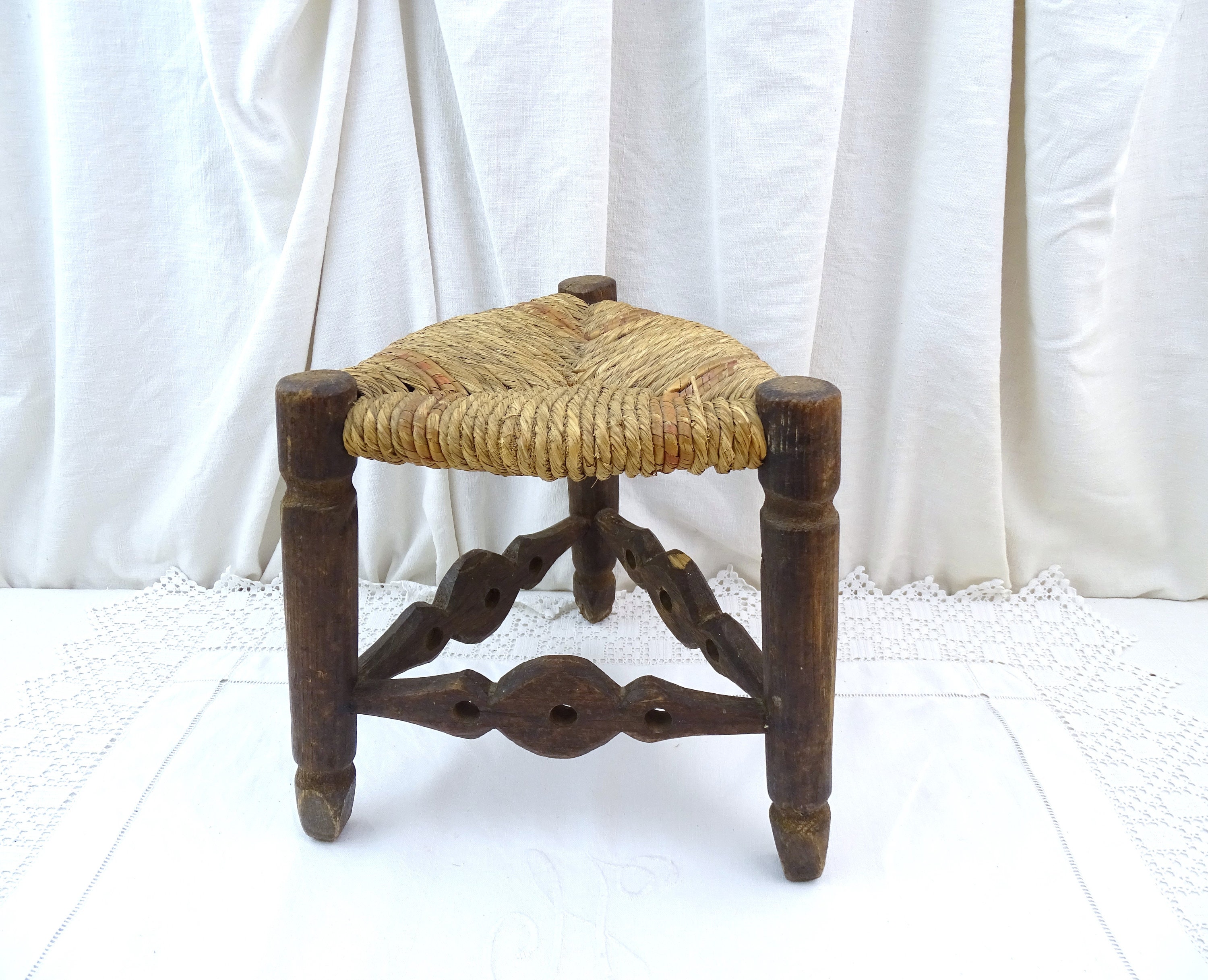 ヴィンテージ フレンチ フォークアート 3 本脚スツール 編み込み