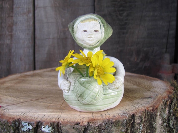 スウェーデンのヴィンテージフラワーガールの置物。9 cmの小さな石器の