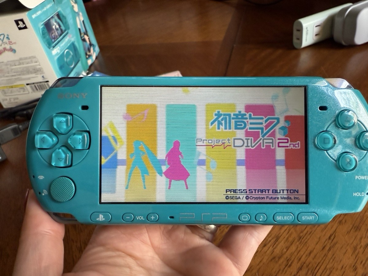 Sony PSP 3000 Console Hatsune Miku Project DIVA 2nd Ippai Pack