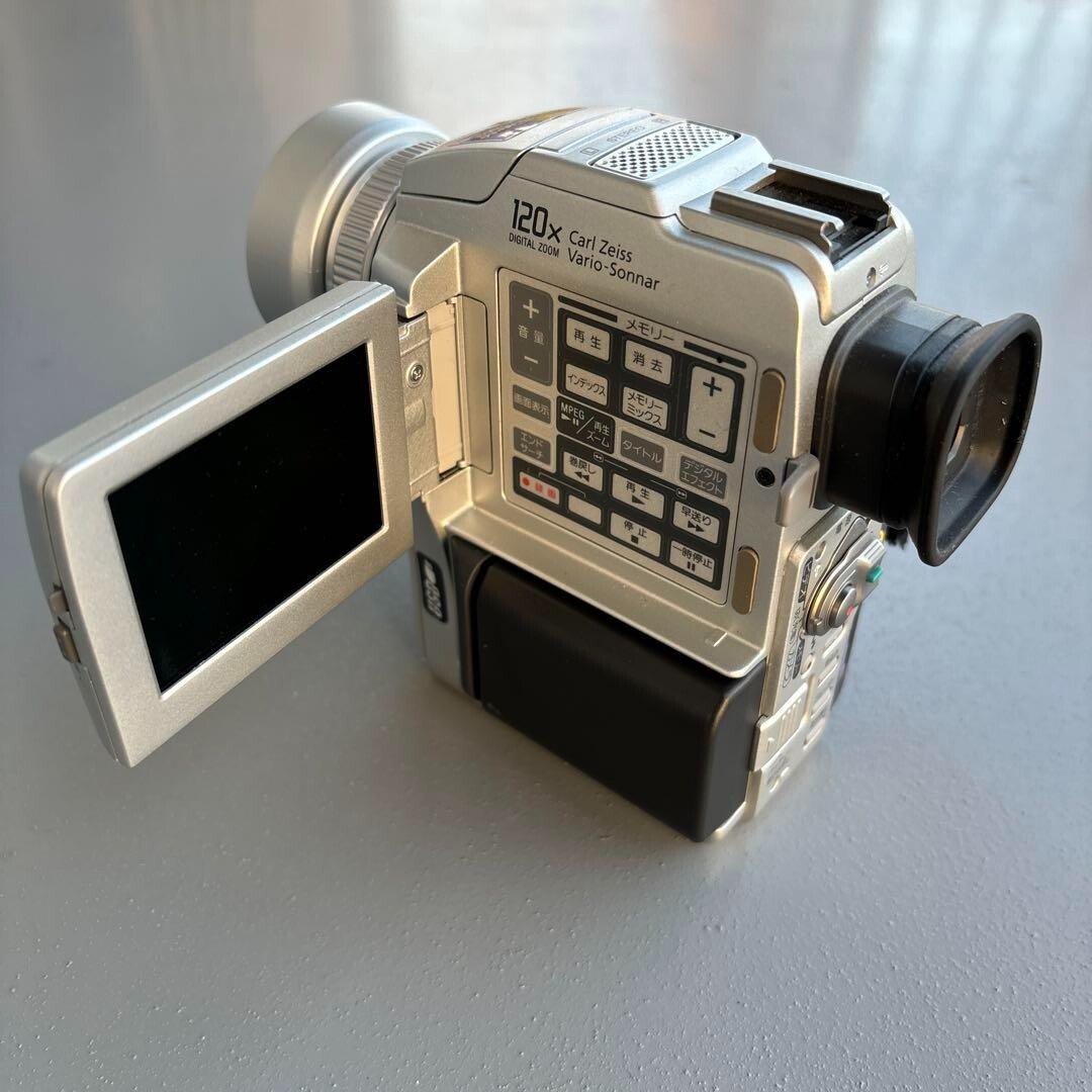 Sony Handycam DCR-PC110 Mini DV Hybrid Camcorder Nightshot 2.5 inc