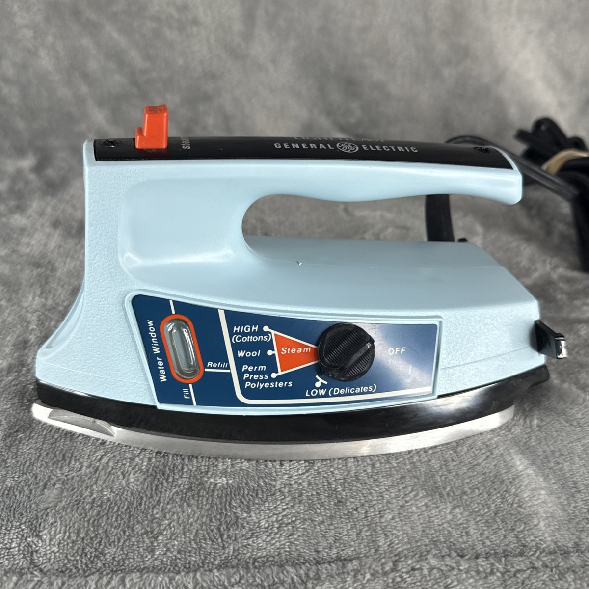 Vintage GE General Electric Light N Easy Steam & Dry Iron Powder