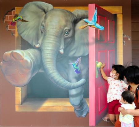 日本酒でサーフィン！？あの名画の少女が… 加東の街中にトリックアート