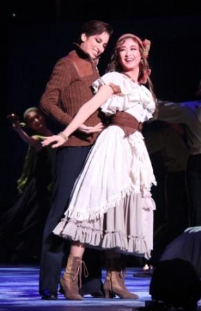 宝塚歌劇 花組公演「二人だけの戦場」大阪で上演中 トップ柚香光、苦悩