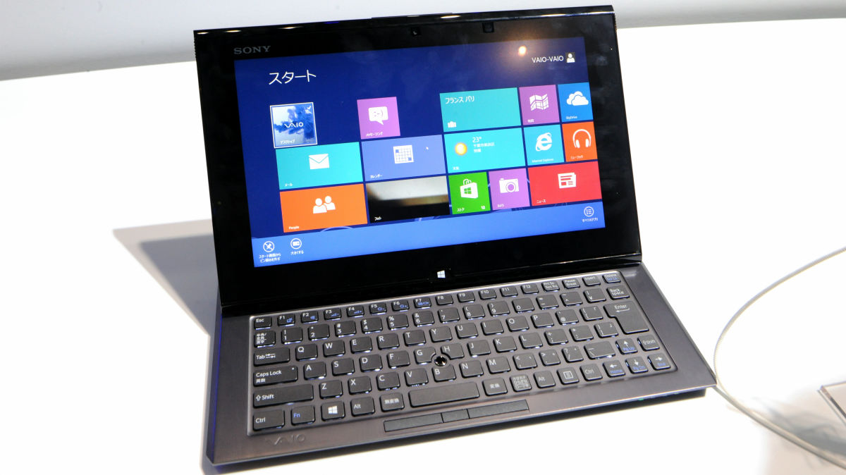 タブレットからノートPCにスライドして変形する「Vaio Duo 11」に触っ