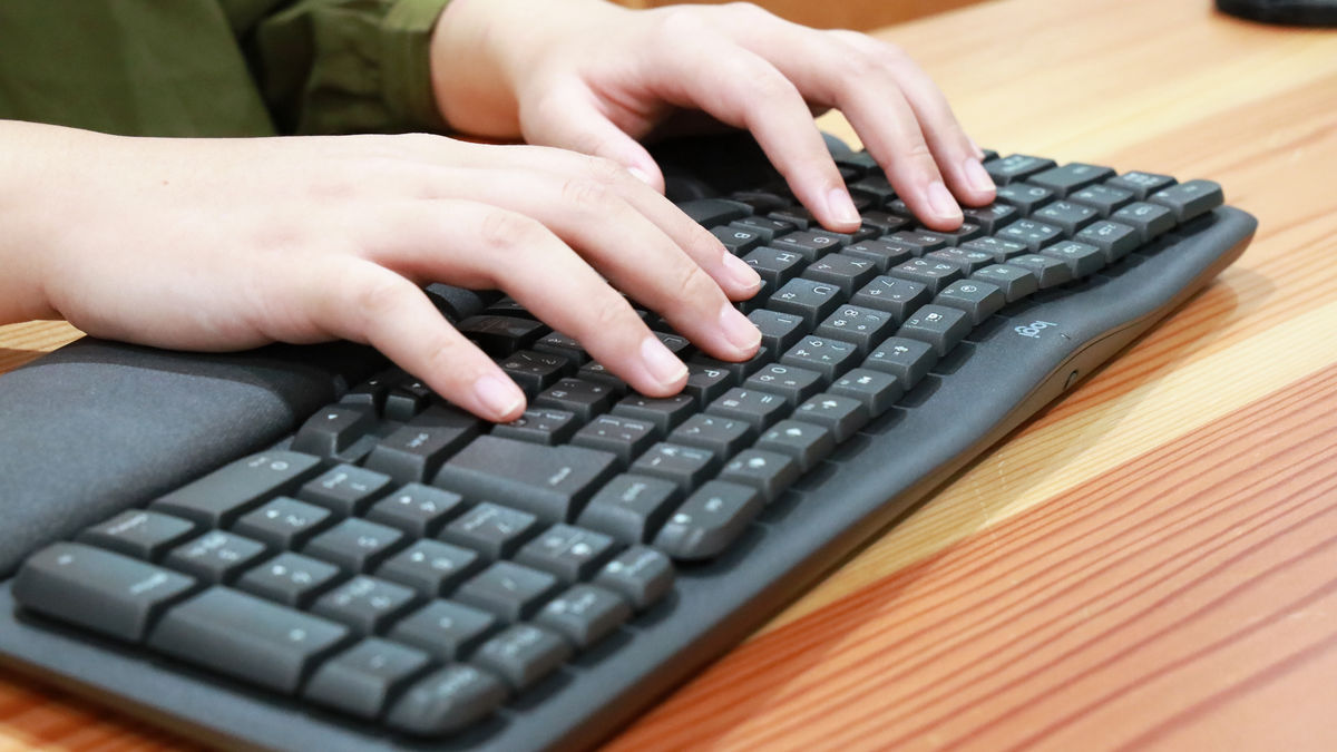 長時間のPC作業のお供に最適な身体への負担が少ない人間工学に基づいて