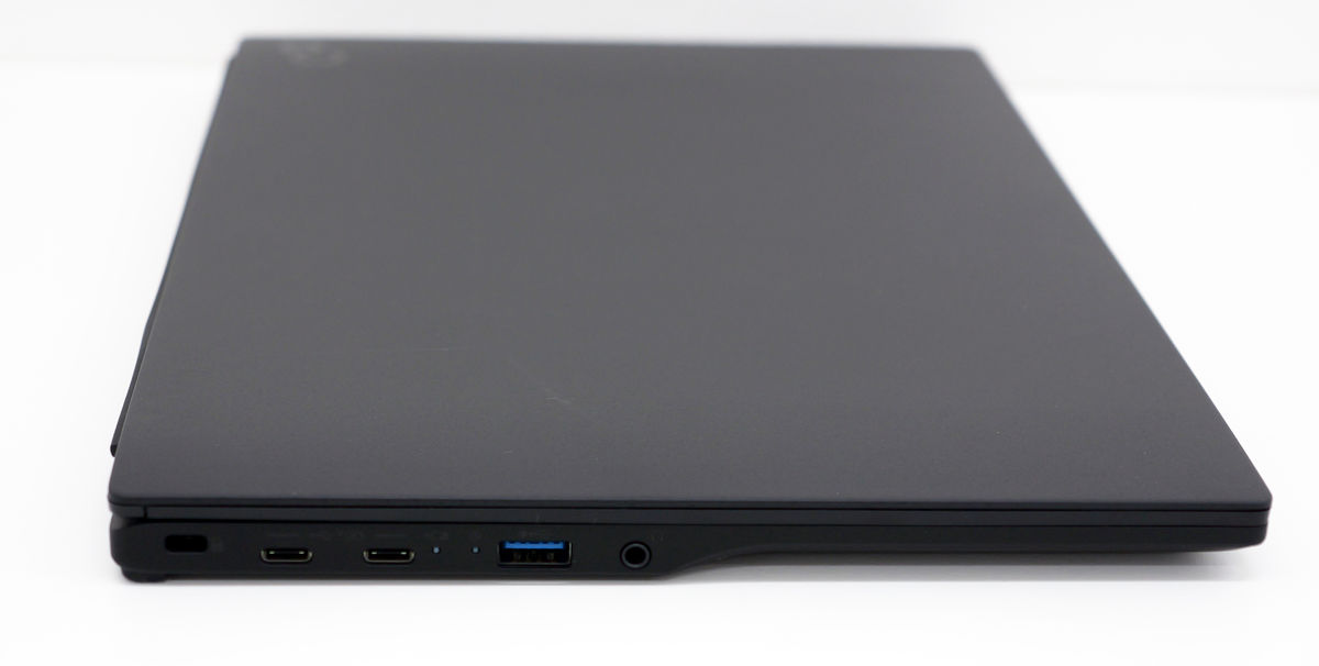 世界最軽量の約634gを実現した驚くほど軽すぎる富士通のノートPC「FMV