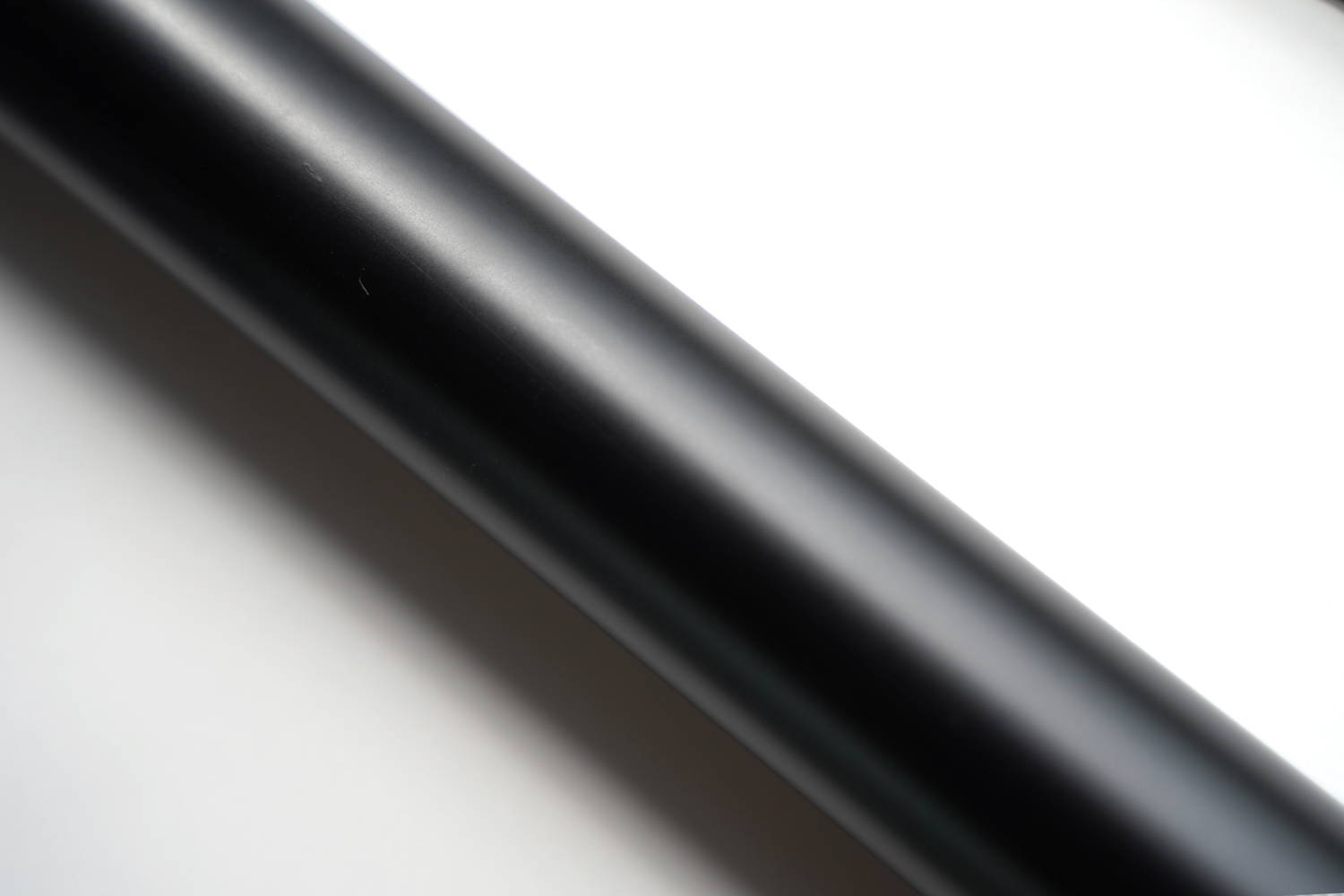 カーボン製とグラスファイバー製、たわみの違いを比較・検証