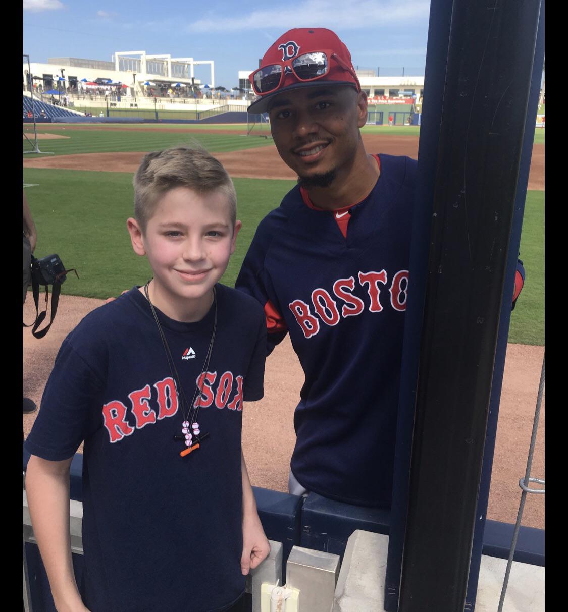 ムーキー・ベッツのネックレスについて質問している人たちへ。簡単に