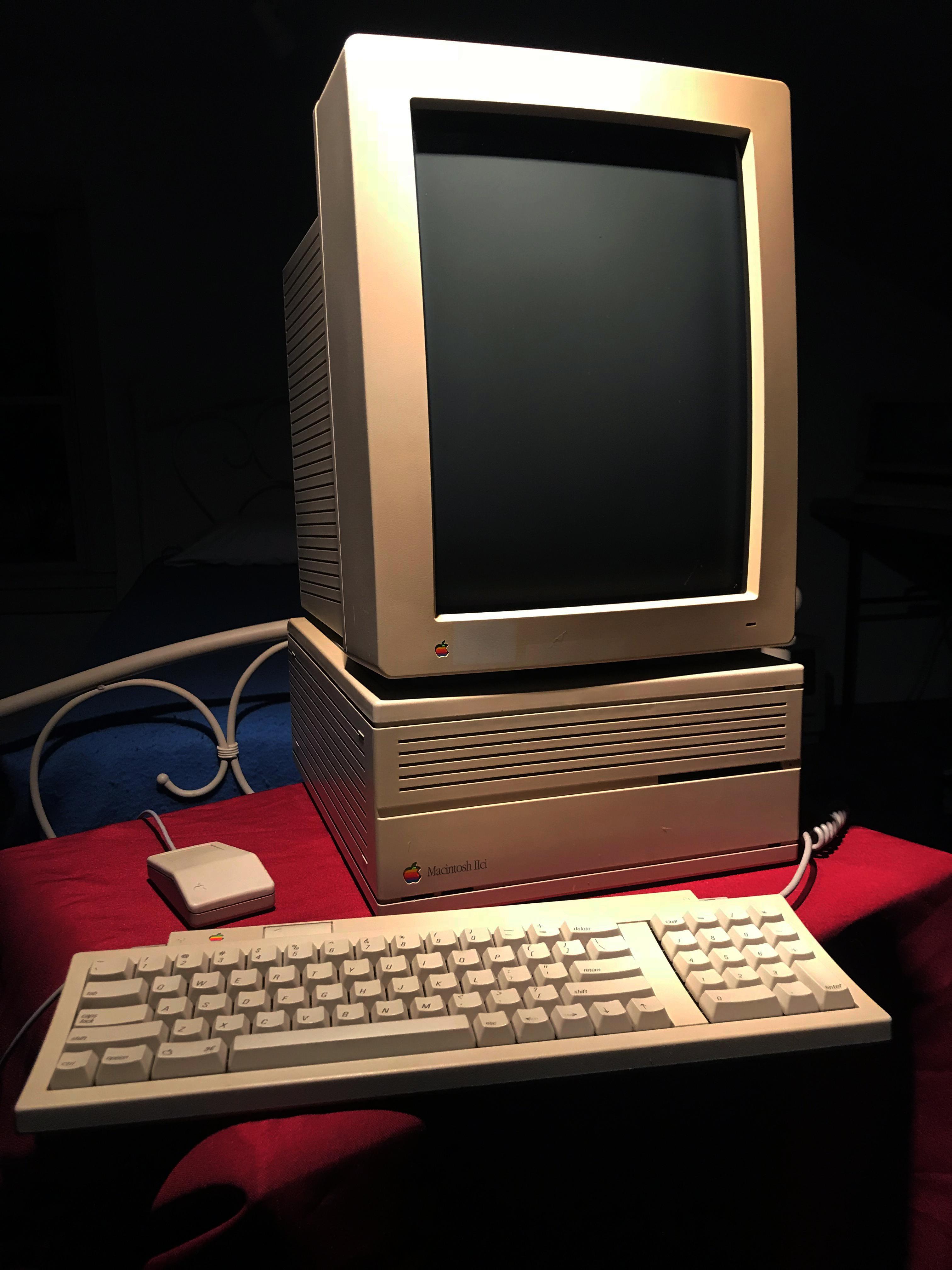 Macintosh IIci with single portrait monitor : r/VintageApple