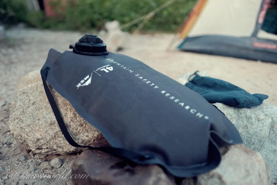 縦走登山で壊れない給水ボトルをお探しならMSRのドロメダリーバッグ