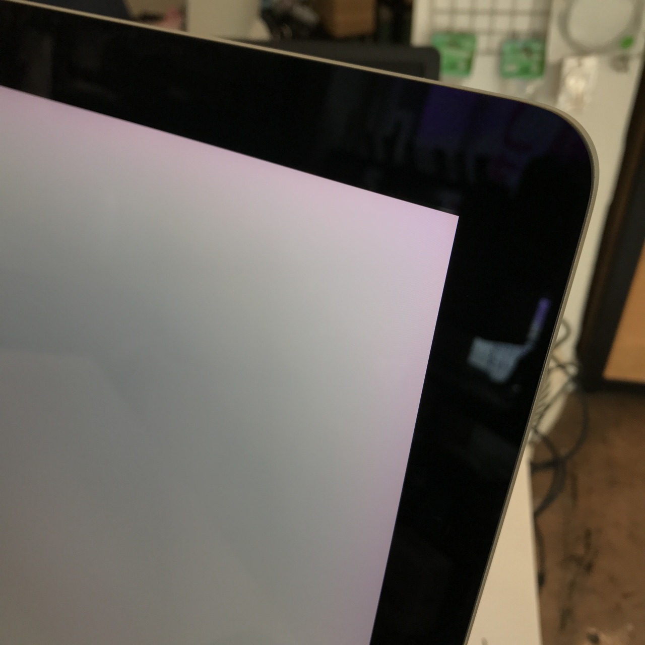 iMac (Retina 5K, 27-inch, 2017) 液晶内側のピンクにじみ 液晶パネル