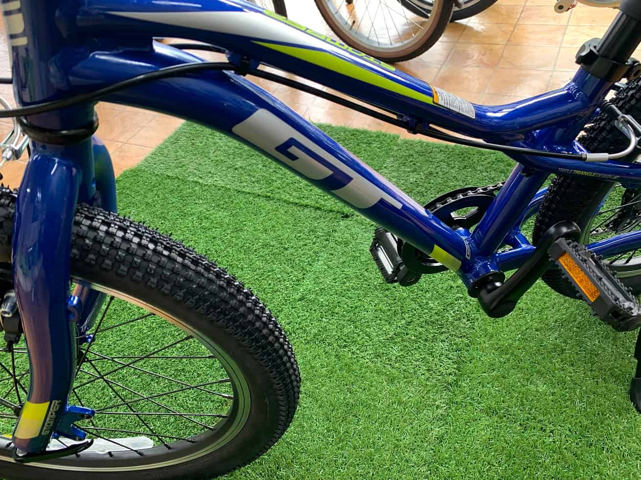 かっこいいキッズマウンテンバイクGT「STOMPER PRIME 20 V2」20インチ