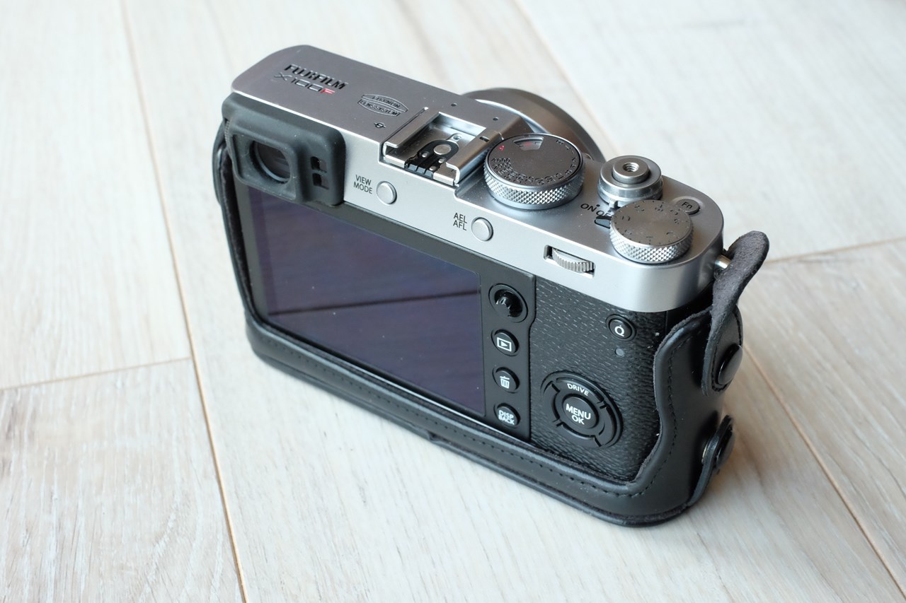 お散歩カメラにもオススメ。富士フイルム X100F『専用レザーケース』が