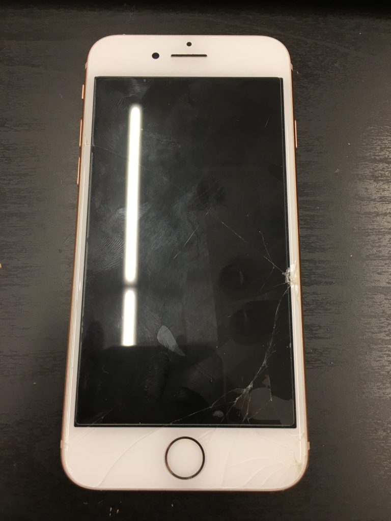 少しの割れなのに画面が映らないiPhone8の修理 | iPhone修理 スマート
