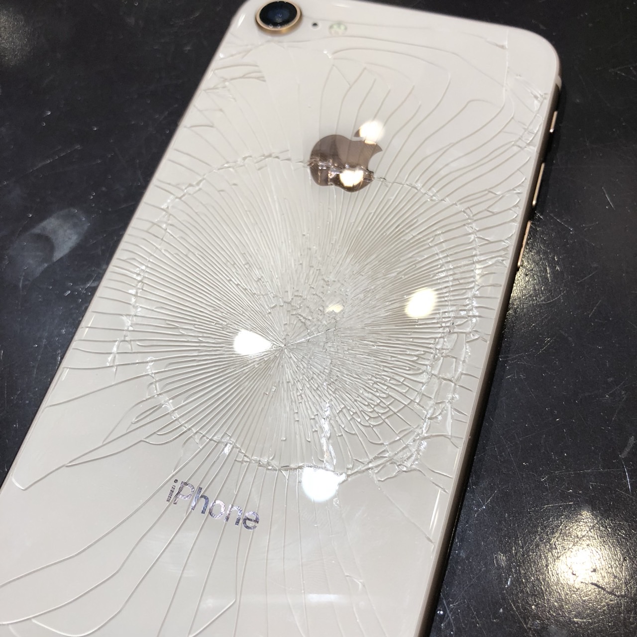 アイフォンの背面(裏側)のガラスが割れたらどうなる？修理は可能