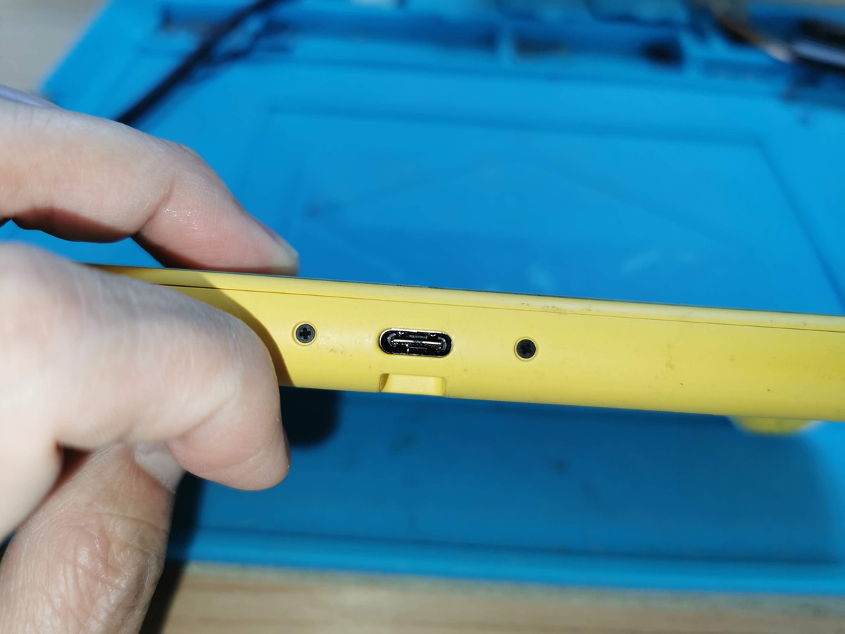 Nintendo Switch Liteの修理（充電ポートの破損） | パソじゅく