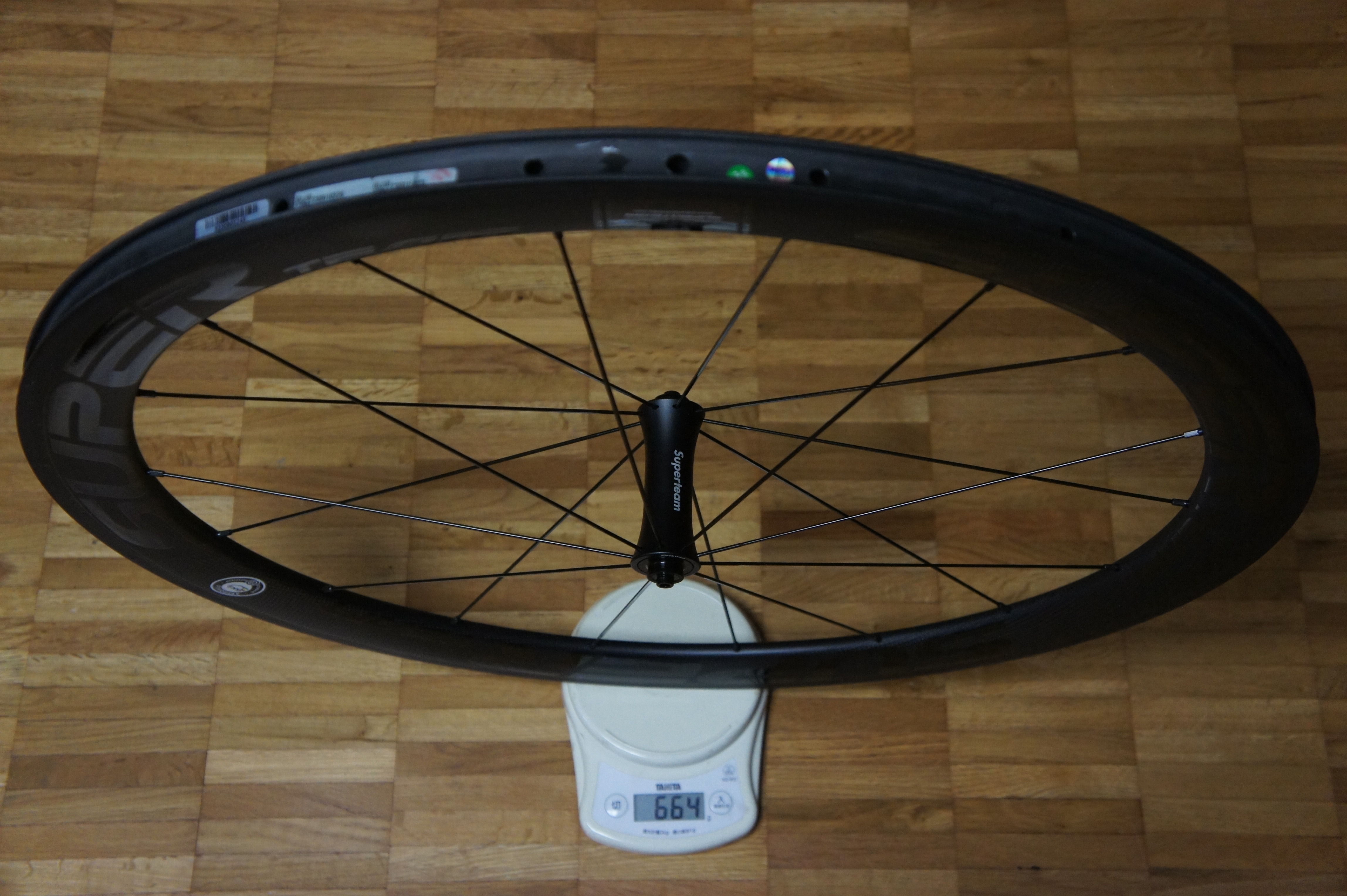 廉価版の中華カーボンホイールのスポークは太い – 手組ホイールファン