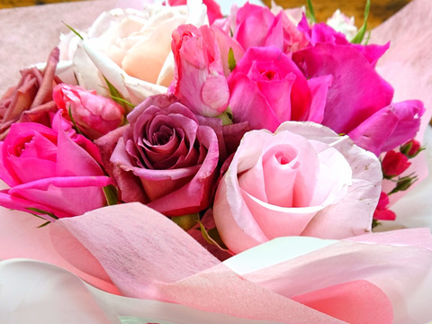 自立する花束▷マジカルブーケ(ピンク系10本程度)：大分県産のバラ