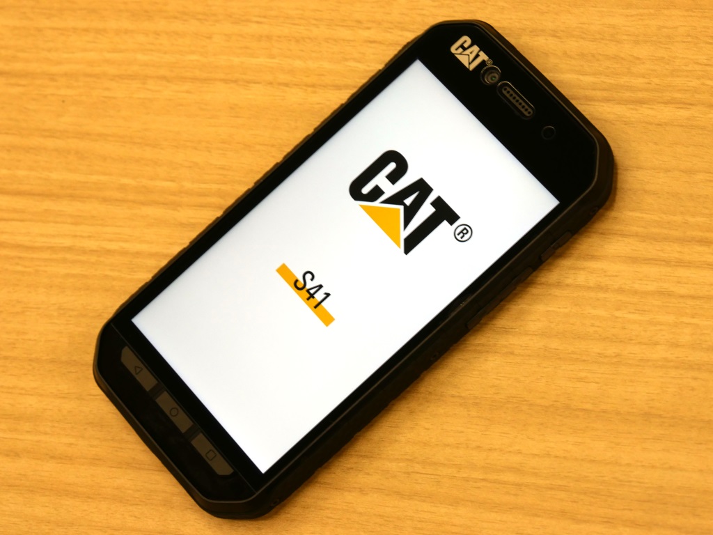 頑丈でバッテリー長持ちなスマホ「CAT S41」を試す（付属品・外観編