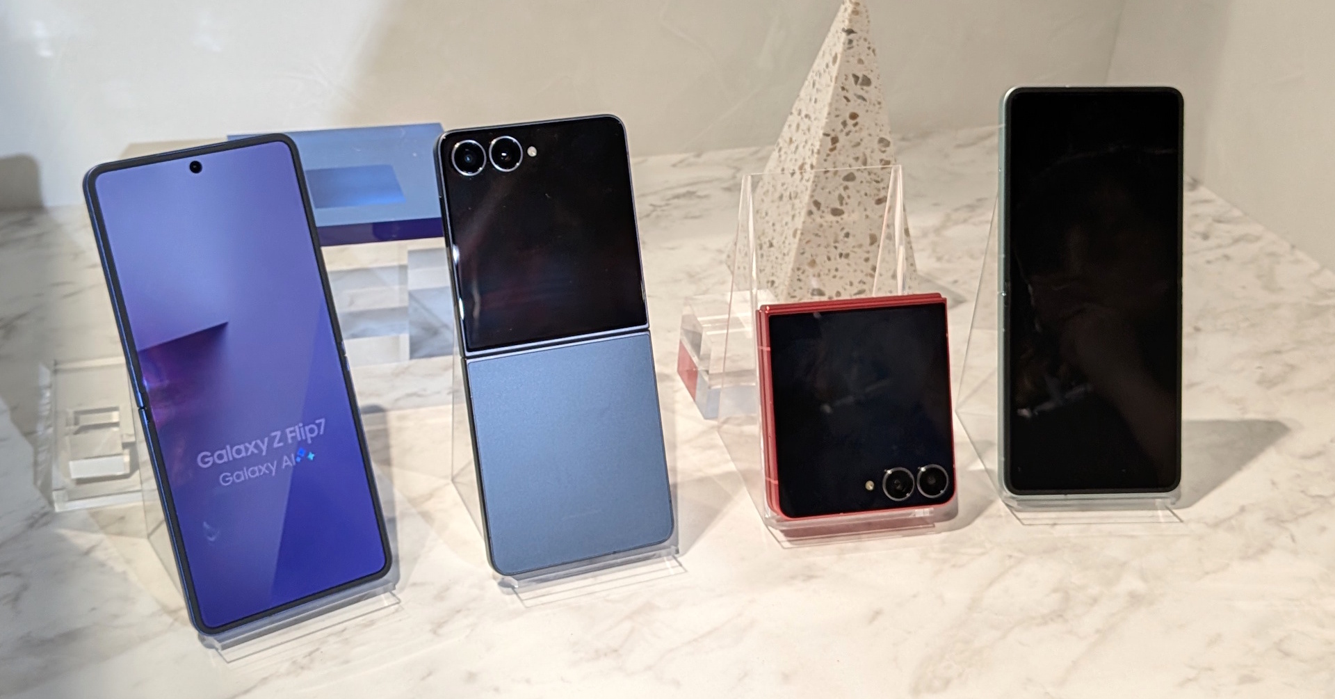 カバーディスプレイが全画面になった「Galaxy Z Flip7」見参 サムスン