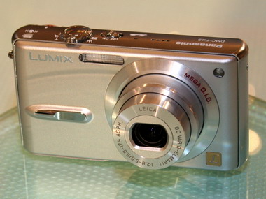 手ブレ＋大画面の薄型機が6メガに――松下LUMIX「DMC-FX9」 - ITmedia NEWS