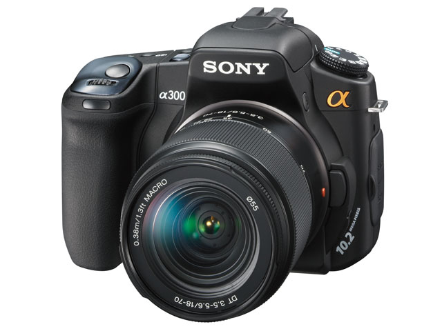 上位機種ゆずりの快適性能で価格は控えめデジ一眼――ソニー「α300